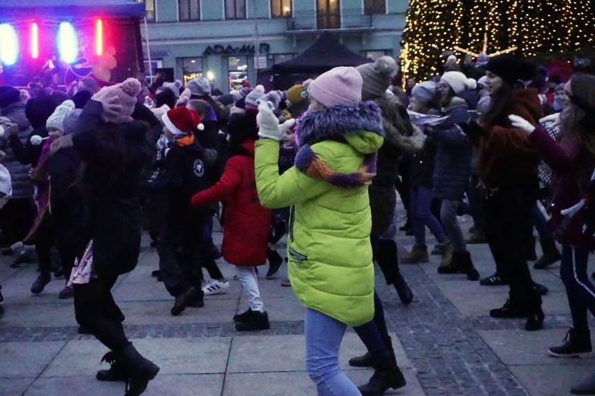 Spektakularny świąteczny flash mob  - tańczył cały Rynek w Kielcach 