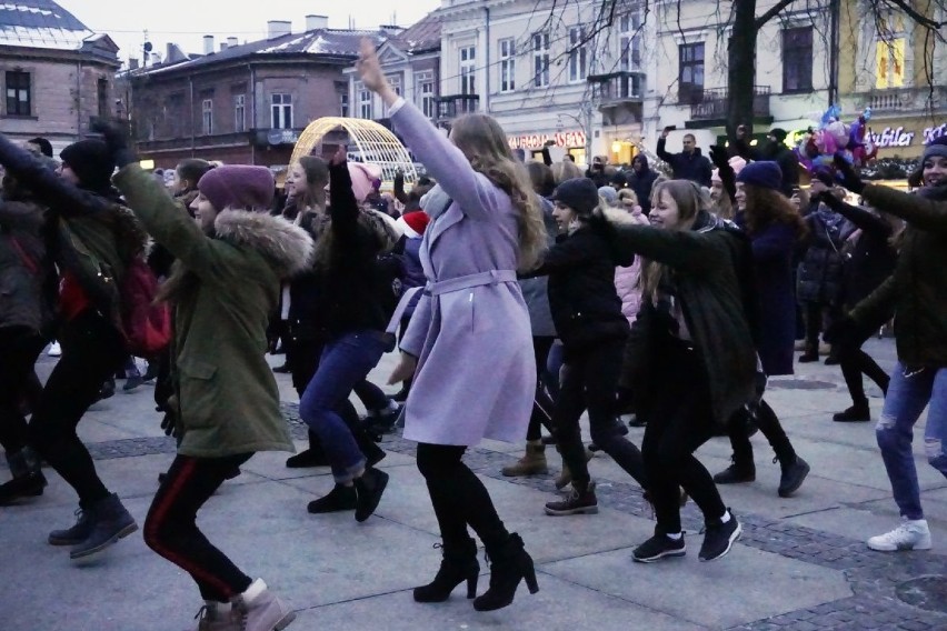 Spektakularny świąteczny flash mob  - tańczył cały Rynek w Kielcach 