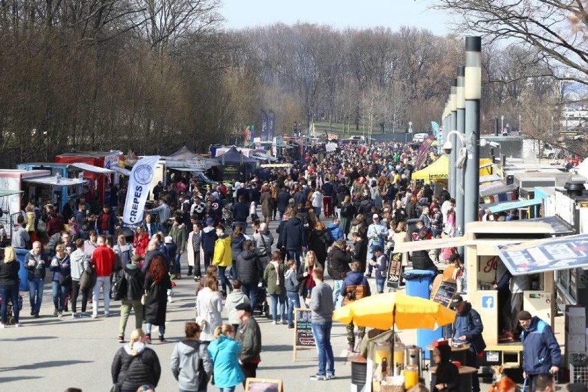 Żarcie na Kółkach 2019, Warszawa. Na błoniach Narodowego ponownie pojawią się foodtrucki. Znamy datę letniej edycji