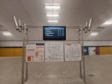 Nowe ekrany w warszawskim metrze. Miła odmiana, bo tym razem to nie reklamy. Poinformują pasażerów o dogodnych przesiadkach