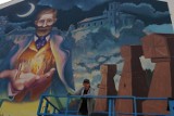 Mural przy ulicy Wąskiej prawie gotowy. Mgr Mors kończy prace i przyznaje – nigdzie nie malowało mi się lepiej niż w Gorlicach