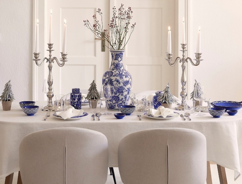 Elegancka stylizacja świątecznego stołu w stylu hampton