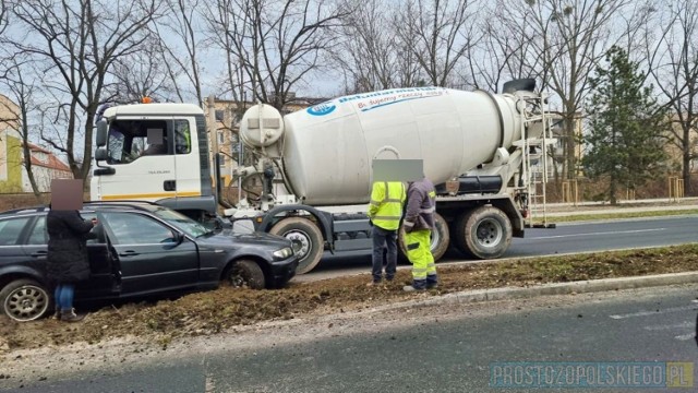 Kolizja na ul. Nysy Łużyckiej w Opolu.