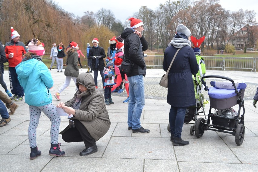 Dziesiątki Mikołajów pobiegło w Parku Roth