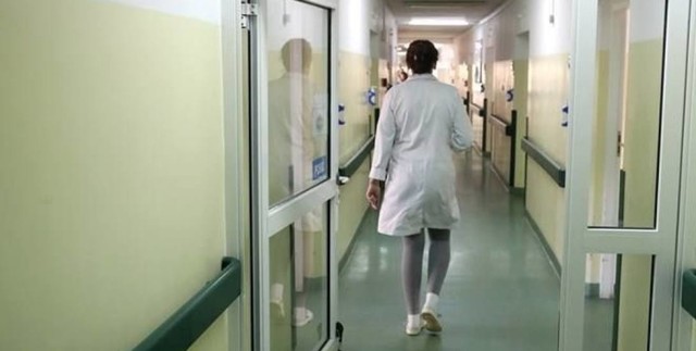 Wojewódzki Szpital Zespolony w Toruniu i jego ubezpieczyciel mają zapłacić 150 tys. zł rodzicom, których niemowlę zmarło - orzekł sąd.

- Pracownicy pozwanego szpitala dopuścili się w procesie diagnostyczno-leczniczym dziecka niedbalstwa w stopniu rażącym - stwierdziła sędzia Izabela Wieczór z Sądu Okręgowego w Toruniu  i po długim procesie przyznała rodzicom zmarłego niemowlęcia 150 tys. zł zadośćuczynienia. Wyrok ten jest nieprawomocny, bo toruński szpital odwołał się. Apelacja czeka na rozpoznanie w Gdańsku. Terminu dotąd nie wyznaczono.

Do tragedii doszło latem 2010 r. Wojtuś  (imię zmienione) był pierwszym dzieckiem pary z pow. aleksandrowskiego. Urodził się zdrowy. Mając 6 tygodni, 4 czerwca 2010 r. z podejrzeniem zapalenia płuc trafił do szpitala w Aleksandrowie Kuj. Stamtąd karetką przewieziono go do Torunia. Tutaj do dnia śmierci, czyli 29 lipca, hospitalizowany był dwukrotnie. Przebywał na różnych oddziałach, m.in. Anestezjologii i Intensywnej Terapii oraz pediatrii. 

Warto przeczytać:
W Toruniu nie będzie ciepłej wody!
Ranking toruńskich gimnazjów
Koncert TVP na Motoarenie! Zobacz zdjęcia!
Gigantyczny pożar pod Toruniem



Wojewódzki Szpital Zespolony ma zapłacić za śmierć dziecka. Jakie odszkodowanie orzekł sąd?