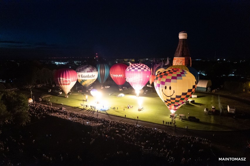 Ujęcia nocnej gali balonowej w Szczecinku z drona