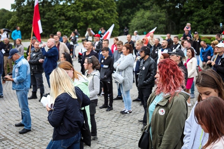 Protest antycovidowców w Szczecinie. Kilkaset osób pod Pomnikiem Czynu Polaków