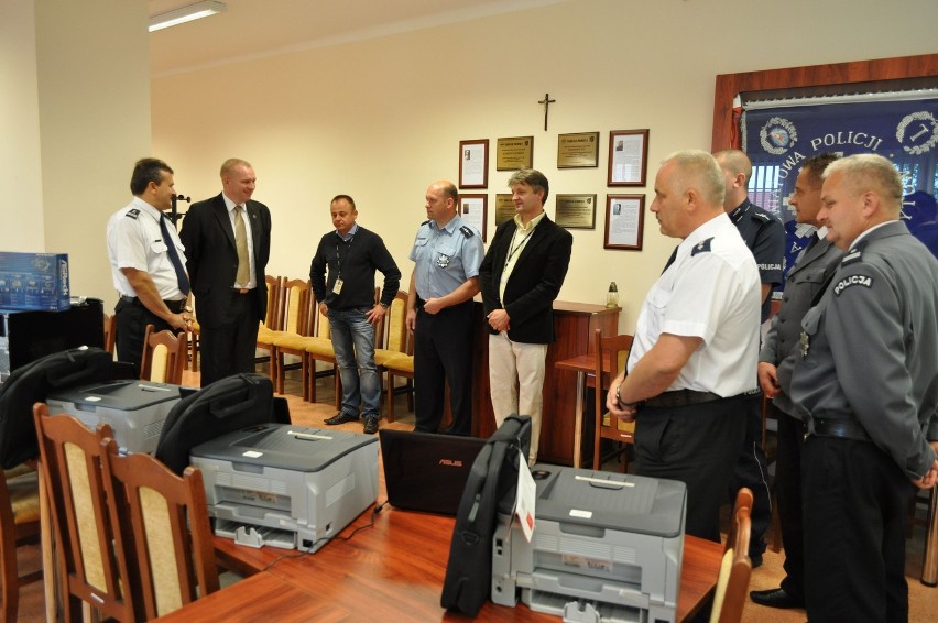 Policja otrzymała komputery warte 12 tys. zł. To podarunek od bytowskiego starostwa