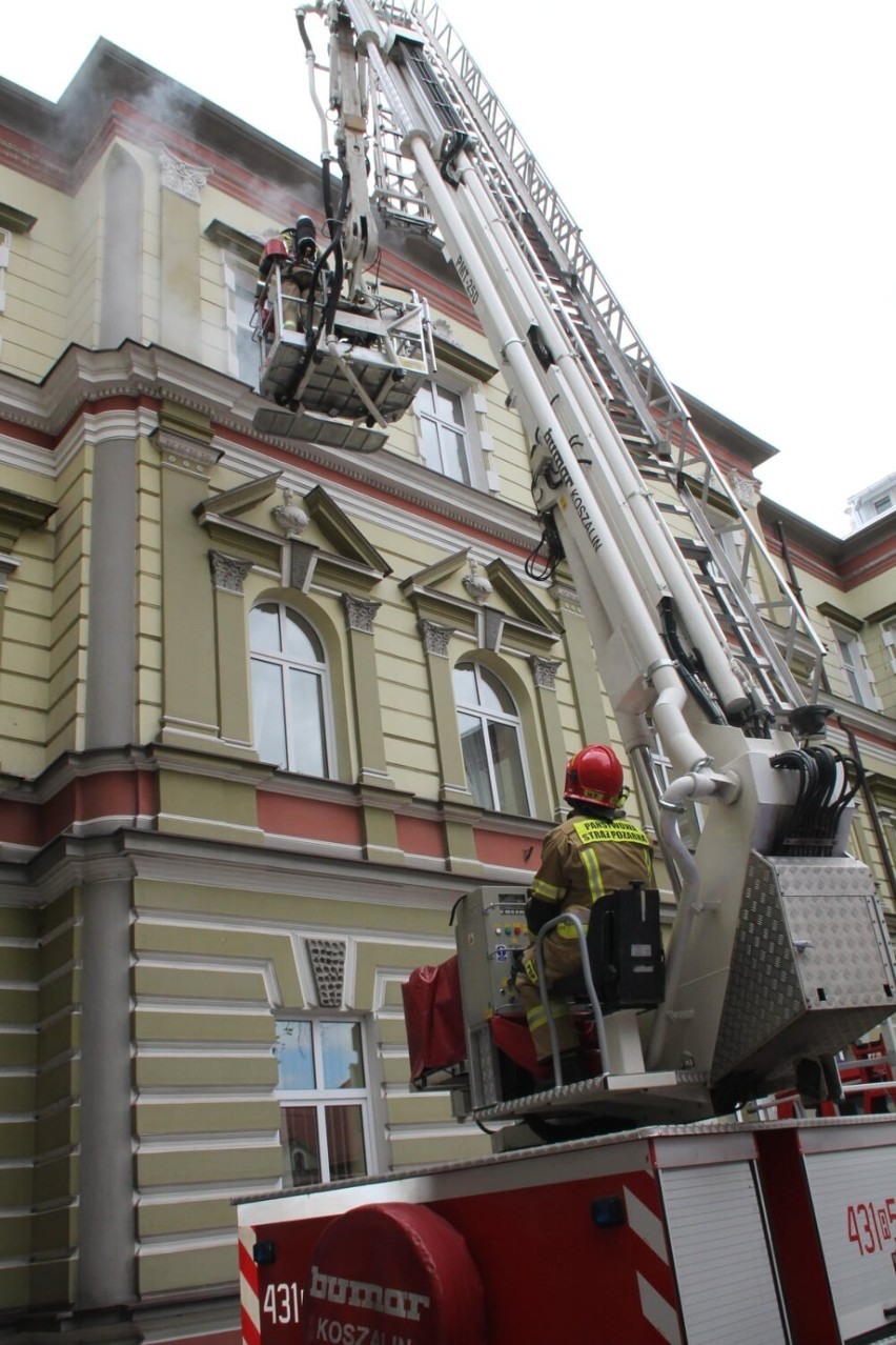 Strażacy w ramach ćwiczeń gasili pożar w Starostwie Powiatowym w Jarosławiu [ZDJĘCIA]