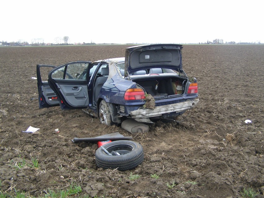 Stare Pole. Wypadek na drodze krajowej nr 22. BMW skończyło jazdę na polu