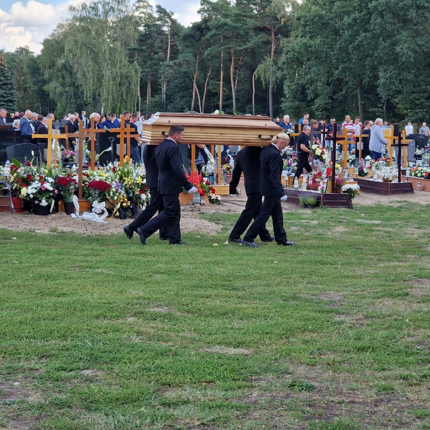Ostatnie pożegnanie Jacka LonkI - wybitny motocrossowiec spoczął na wrzesińskim cmentarzu [9.09.2022]