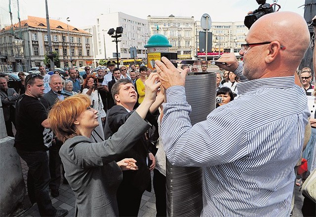 Na placu Wolności prezydent Hanna Zdanowska dołożyła jednocentymetrową "cegiełkę" do pomnika upamiętniającego powstanie ul. Piotrkowskiej.