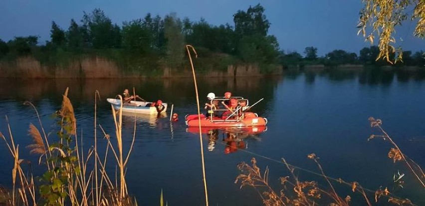 W Starych Nieboczowach auto stoczyło się do stawu. Nie żyje...