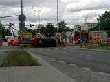 Zderzenie dwóch samochodów w Bydgoszczy. Jedno z aut przewróciło się na bok