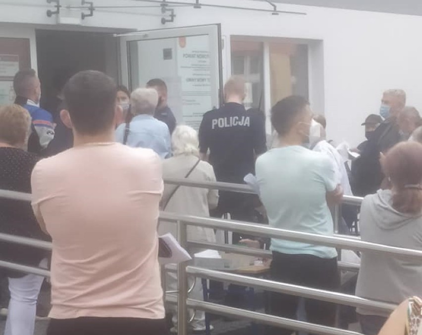 Nowy Tomyśl. Interwencja policji w nowotomyskim punkcie szczepień. Doszło do przepychanek