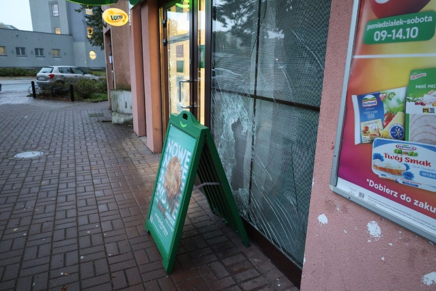 Nocny atak na sklep Żabka w Szczecinku [zdjęcia]