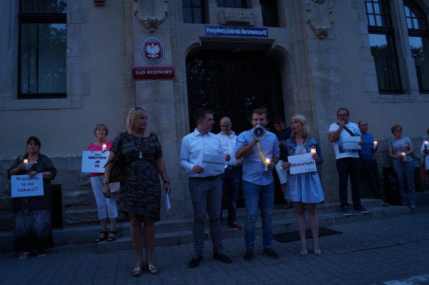 Manifestacja przed sądem w Inowrocławiu [zdjęcia]