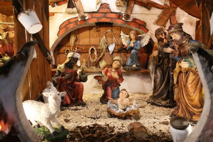 Święta Bożego Narodzenia. Zamiast stajenki z maleńkim Jezusem coraz częściej bałwan i choinka [ROZMOWA]