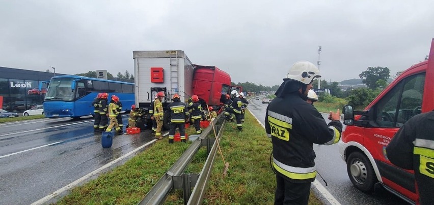 Wypadek na DK1 w Bielsku-Białej. Tir przebił barierki [ZDJĘCIA]