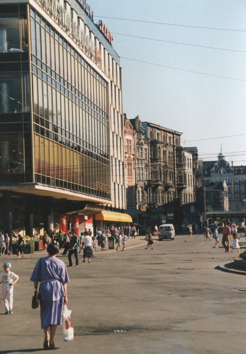 To znów rynek w Katowicach w roku 2002, widok na DH Zenit,...