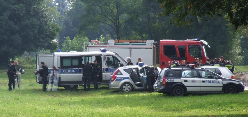 Gdy piłkarze przygotowywali się do wejścia na boisko, stróże...