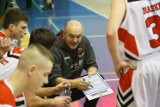 Kwidzyn. Koszykarze MTS I Basket zwyciężają w Olsztynie. Pierwsza wygrana podopiecznych trenera Dariusza Litwina