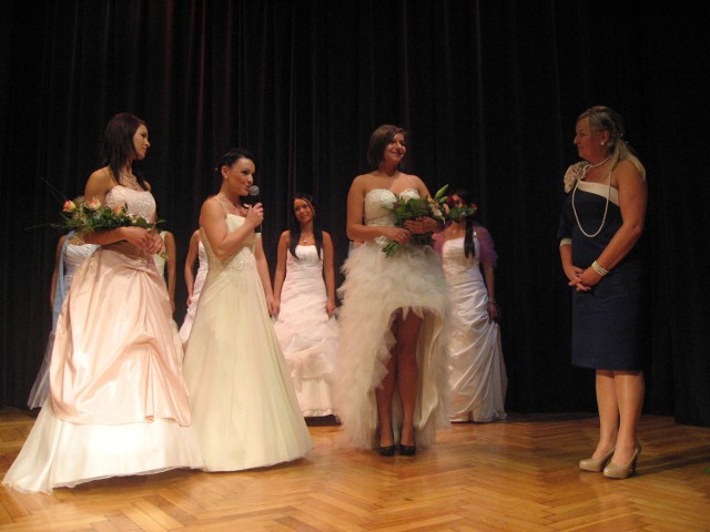 Słuchaczki szkoły pani Mirosławy wystąpiły w pokazie sukien ślubnych i złożyły jubilatce życzenia