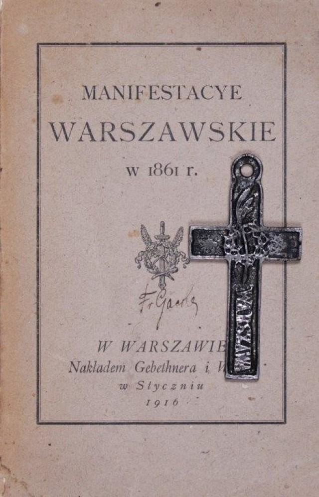 Krzyżyk z roku 1861 i towarzysząca mu książka