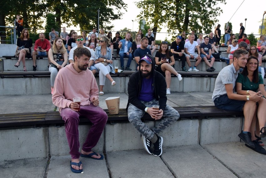 Publiczność amfiteatru w Morzyczynie bawiła się na pierwszej z cyklu letnich imprez MIEDWIE STAND-UP! Wystąpili Zalewski, Chałupka i Kutek
