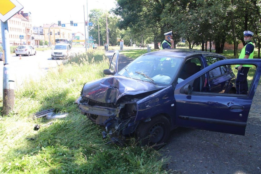 Wypadek na ulicy Piastowskiej w Legnicy. Kierowca skosił latarnię [ZDJĘCIA]