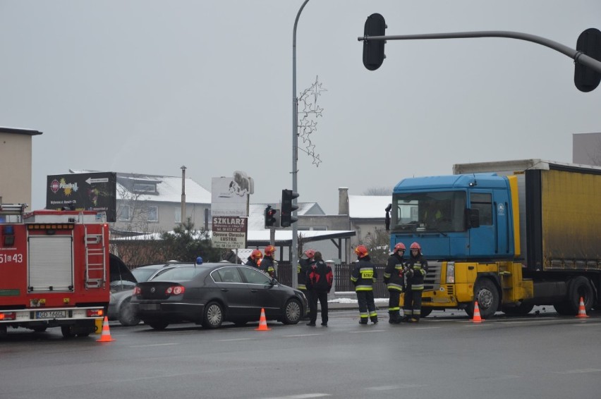 Wypadek na DK 6 w Wejherowie. Ciężarówka zderzyła się z samochodami osobowymi [ZDJĘCIA]