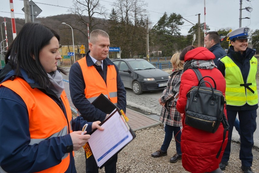 Kielce. Kolejarze uczyli jak bezpiecznie pokonywać przejazd kolejowy [WIDEO, ZDJĘCIA]