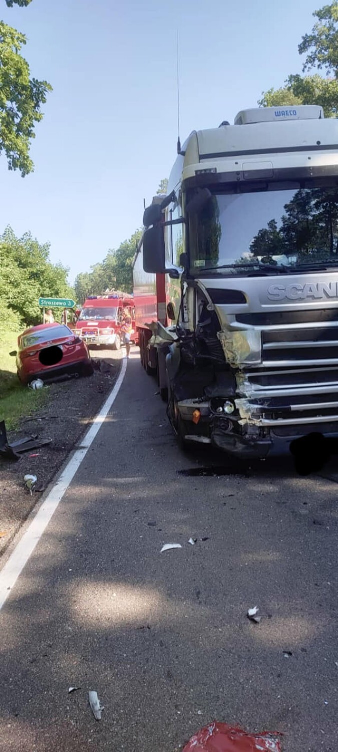 Wypadek na trasie Sztum - Kwidzyn. Samochód osobowy zderzył się z tirem, poszkodowany 16-letni pasażer przetransportowany do szpitala