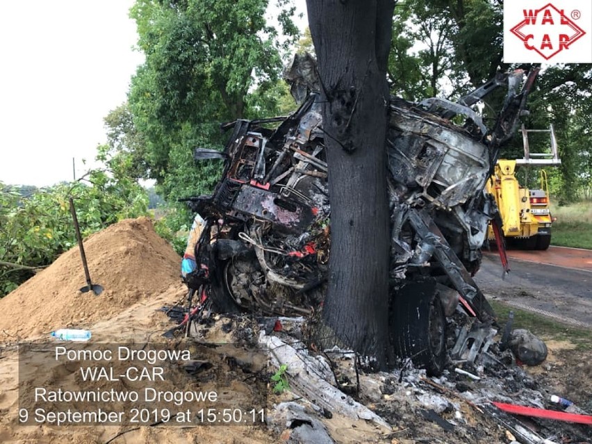 Tragiczny wypadek w Łobodnie. Ciężarówka uderzyła w drzewo [ZDJĘCIA] Policja poinformowała o śmierci kierowcy