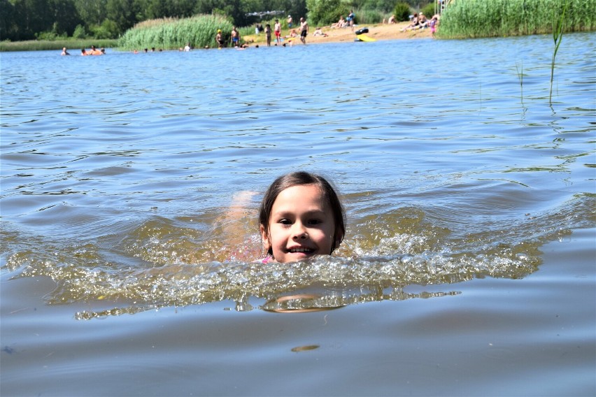 Grubo ponad 30 stopni. Ochłody szukamy także nad zbiornikiem Próba. W sobotę nad akwenem w gminie Brzeźnio plażowiczów nie brakowało ZDJĘCIA