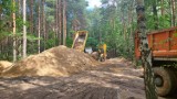 Geościeżka "Dawna Kopalnia Babina" będzie dłuższa o 4 kilometry. Trwają prace przy budowie nowego odcinka trasy w Geoparku Łuk Mużakowa