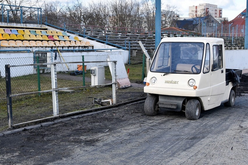 Ruszyły prace na torze żużlowym w Pile. Demontowane są drewniane bandy na prostych. Zobacz zdjęcia