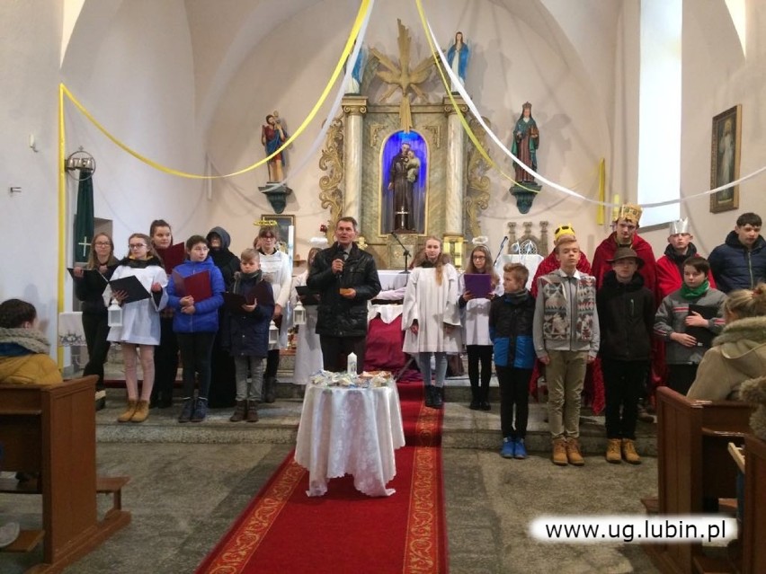 Kolorowo i muzycznie w Niemstowie. Jasełka w kościele