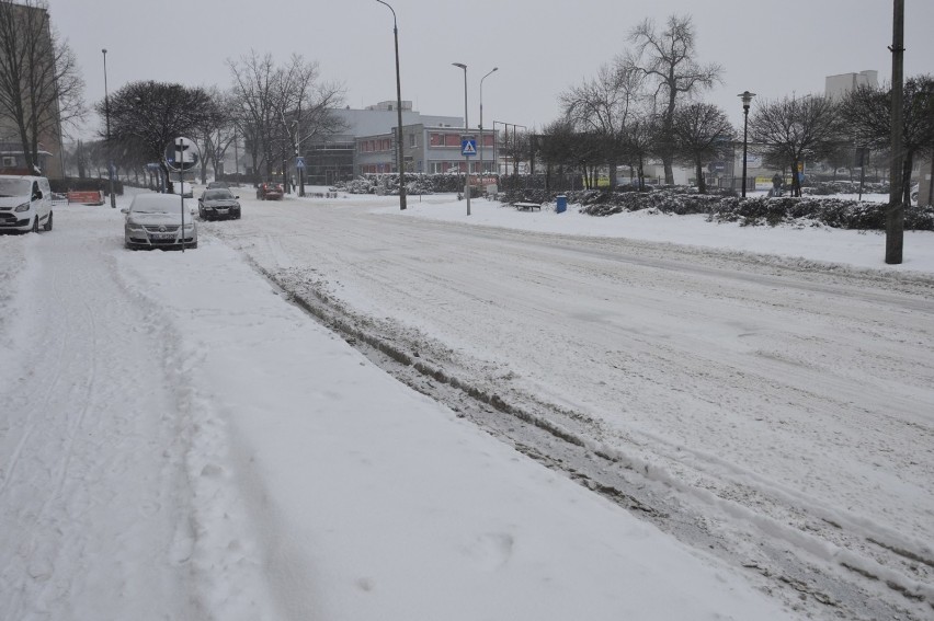 Atak zimy w Głogowie trwa. Boczne i lokalne drogi zasypane śniegiem