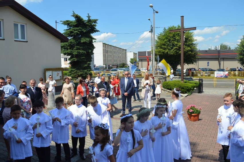 Pierwsza Komunia Święta w parafii św. Stanisława w Wieluniu. Klasa III c ZDJĘCIA, FILMIKI