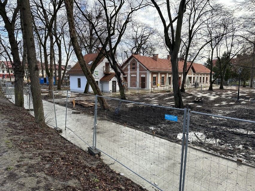 Na Plantach w Bochni trwa betonowanie alejek, widoczna jest już konstrukcja nowej fontanny. Zobacz zdjecia