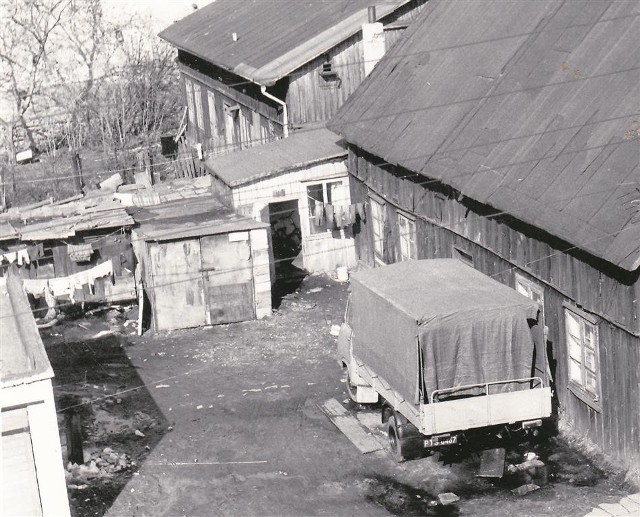 Podwórko jednego z domów przy ul. Miłej w Piotrkowie. Wiosna  1986 roku