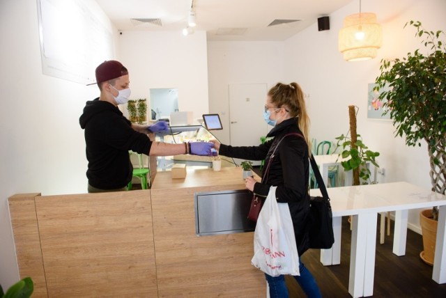 Kilkadziesiąt restauracji, barów i kawiarni na starówce w Toruniu otworzyło wczoraj (18.05) swoje podwoje. Część już rozstawiła ogródki letnie. Wszyscy pilnują reżimu sanitarnego.

CZYTAJ DALEJ >>>>>>