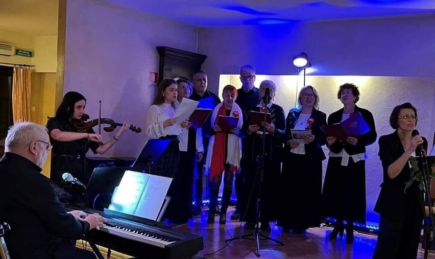 Przepiękny koncert patriotyczny w opatowskim Żmigrodzie....