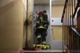 Strażacy interweniowali w nocy na Koszyka w Opolu. Lokatorka zostawiła garnek z olejem na gazie. Doszło do pożaru kuchni