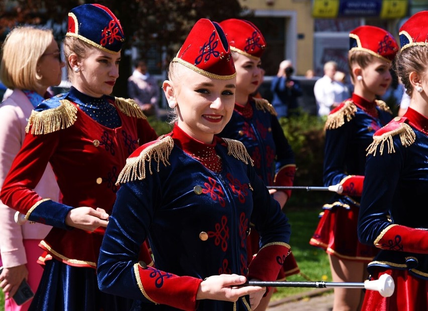 Wronki. Radosne obchody Święta Konstytucji. "Mazurek Dąbrowskiego" i tradycyjny mazur na Rynku