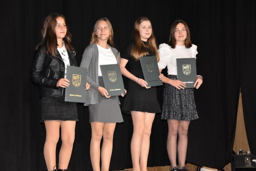 Aż 111 młodych zdolnych otrzymało Stypendium Burmistrza Gminy Żukowo ZDJĘCIA