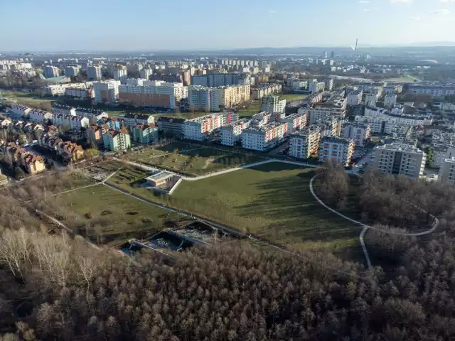 Park Reduta znajduje się w Dzielnicy III Prądnik Czerwony pomiędzy ul. ks. Kuczkowskiego (na wschodzie), blokami przy ul. Reduta (na południu) i potokiem Sudół Dominikański (na północnym zachodzie). Powierzchnia parku wynosi 7,8 ha.