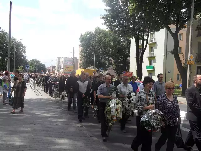 Jej pasją były konie
Katarzyna Kurzyńska, również absolwentka ZSO nr 2, kochała zwierzęta. Jej miłością były konie. Chciała studiować weterynarię. Paulina Zaleska, przyjaciółka tragicznie zmarłej maturzystki mówi o Kasi, że ta była bardzo wrażliwą osobą. Przejmowała się wszystkimi dookoła. Dopiero na końcu sobą.

Kasia trenowała w Stajni Rancho przy ul. Polnej w Rudzie Śląskiej. Marzyła o własnym wierzchowcu. Cztery lata temu dostała go od rodziców z okazji świąt Bożego Narodzenia. Swojego drugiego marzenia - by rozpocząć studia  - nie spełniła.

To była szkolna para
Tragiczną śmierć na drodze ponieśli również Anna Polak i Mateusz Ratka. Młodzi od roku byli parą. Razem ukończyli  Zespół Szkół Ponadgimnazjalnych nr 2 na Czarnym Lesie. Kształcili się tam w zawodzie kucharza.