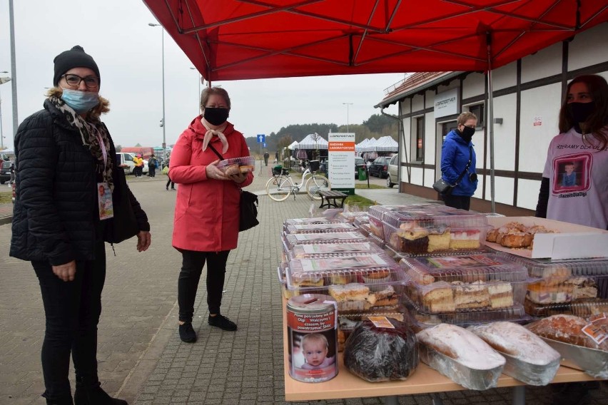 Charytatywny kiermasz ciast dla chorej Olgi Miskiewicz w Skokach